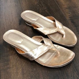 Reaction Kenneth Cole rose gold wedge sandals